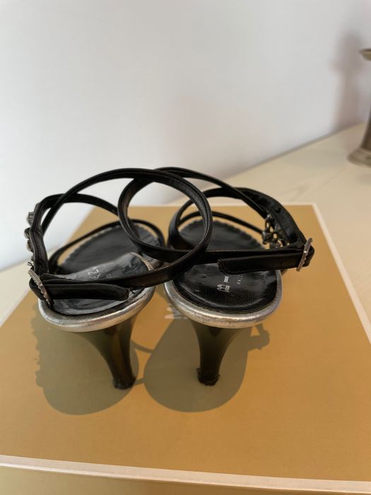 Sandálias pretas em pele genuína da Bianca - tamanho 37