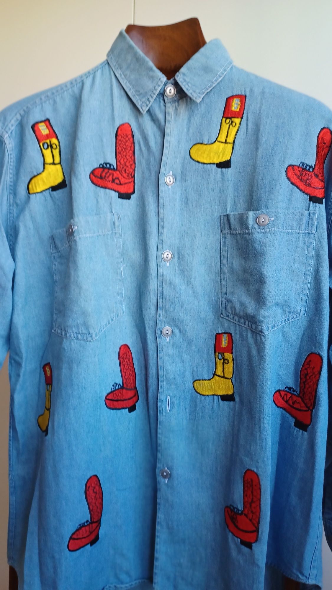 Camisa em ganga com motivos bordados