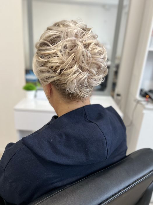 Весільна зачіска, макіяж