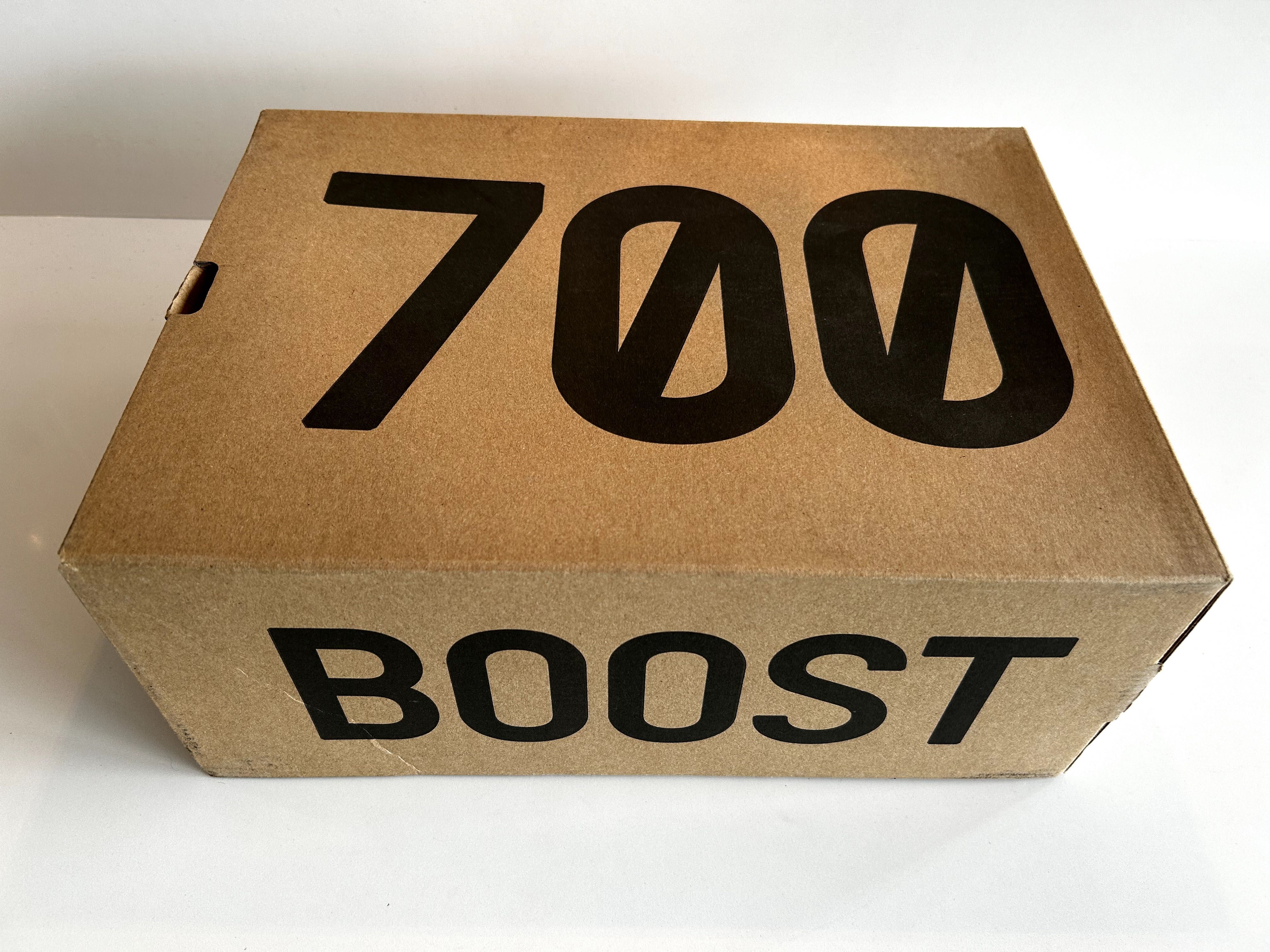 Yeezy boost 700 Inertia size 43 com caixa original preço negociável