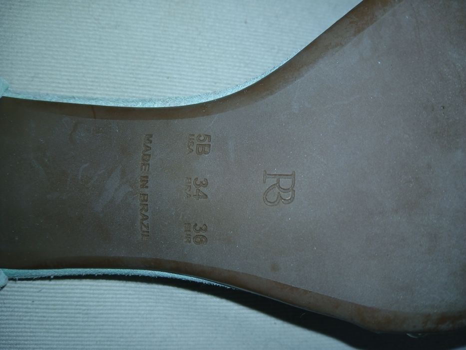 Sandalias com perolas azul claro camurcite