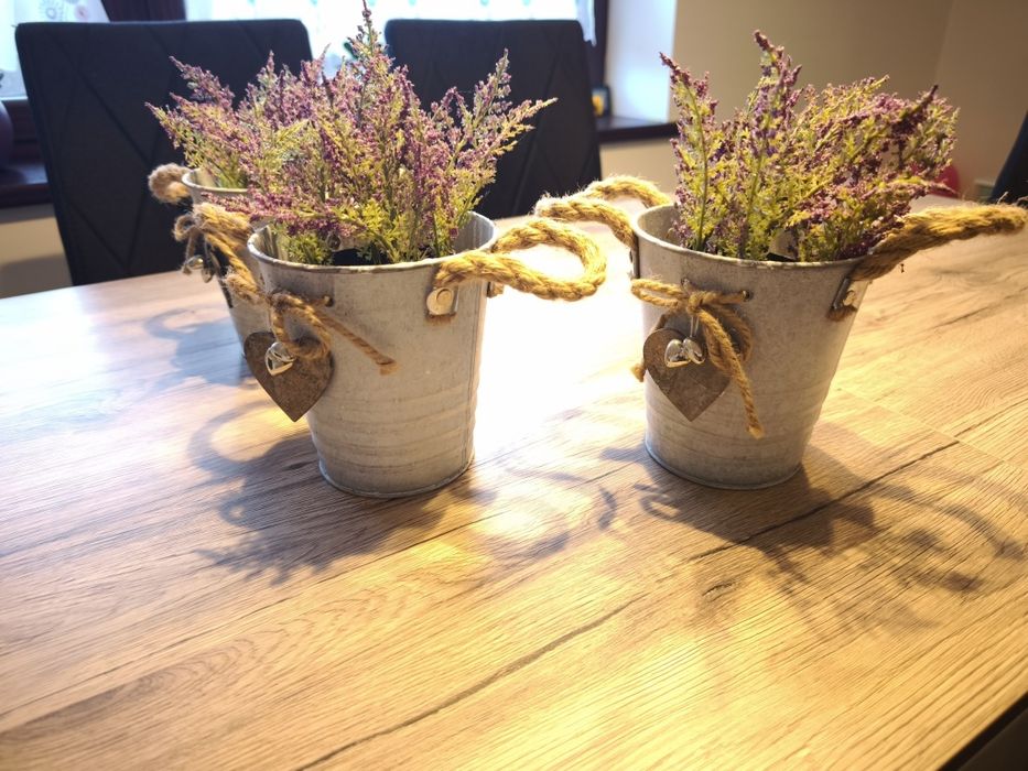 Metalowe dekoracyjne doniczki ze sztucznymi wrzosami
