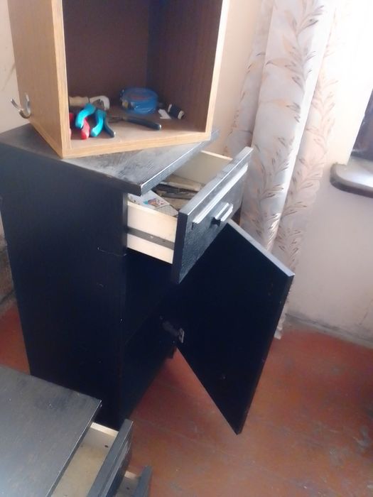 Тумбочка чорного кольору