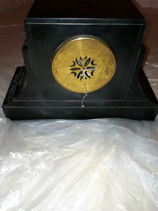 Антикварные каминные часы из камня