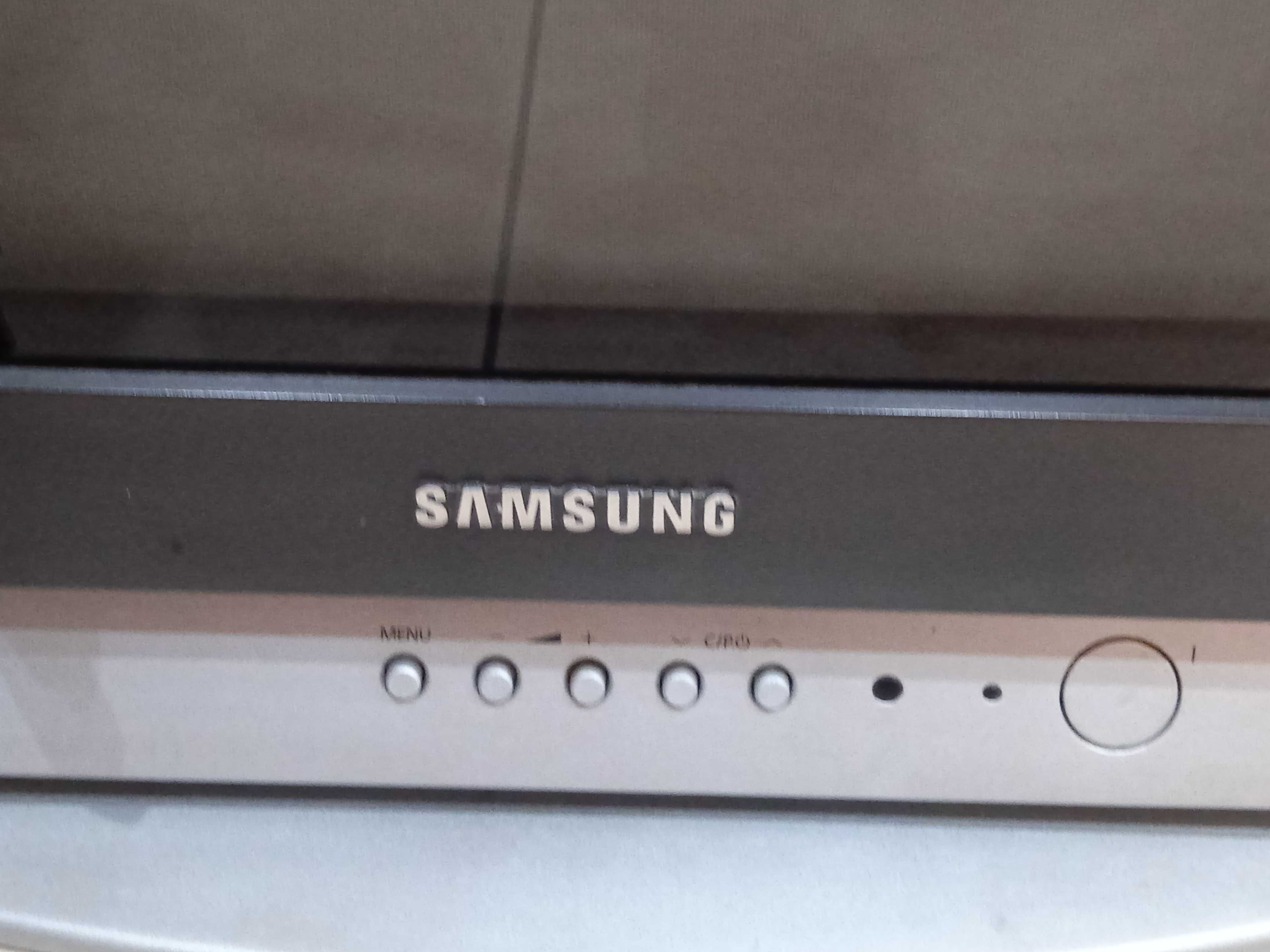 TV antiga Samsung a funcionar