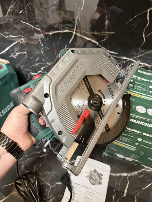 Ручна циркулярная пила Parkside PHKS 1350 E4 торцовка торцювальна