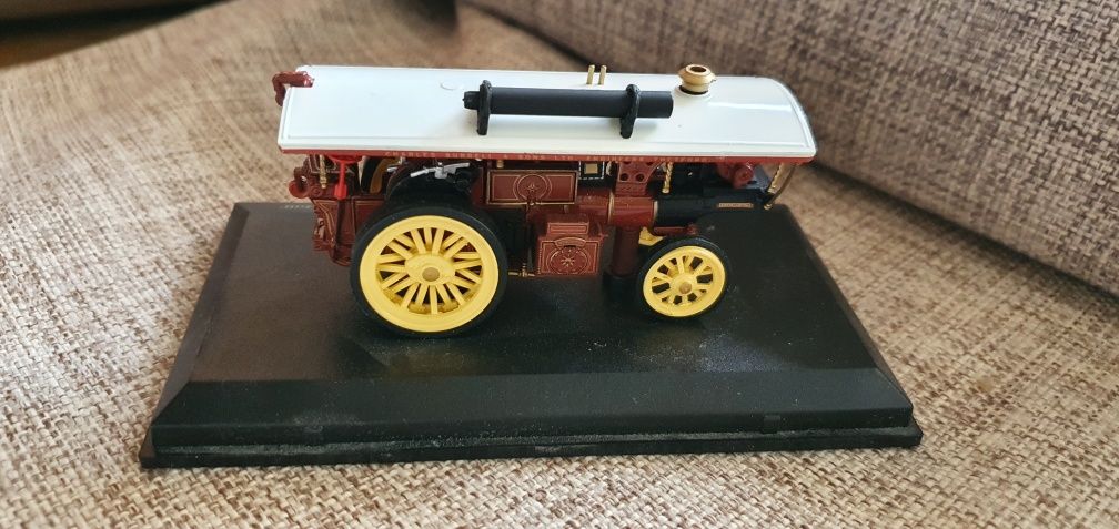 Model w skali 1/76 Burrell Scenic Showmans Engine "Winston Churchill"