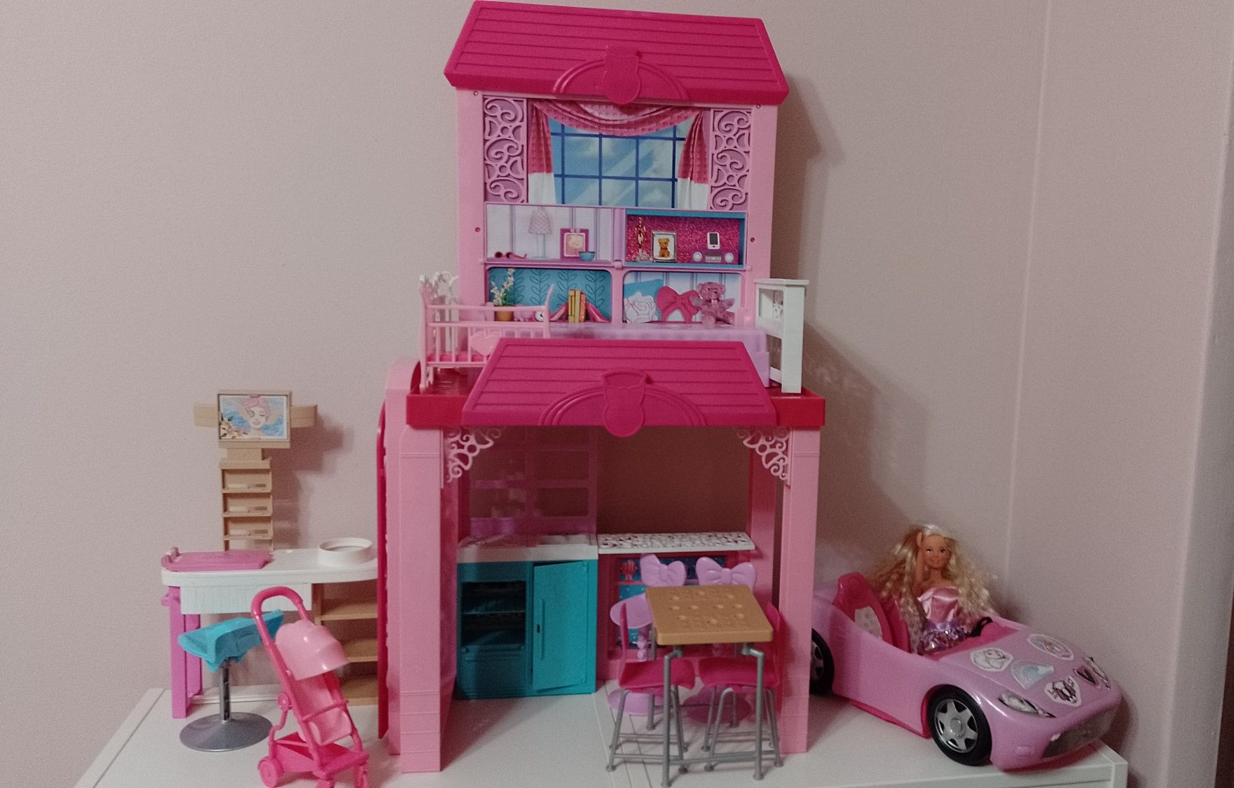 Domek Barbie z akcesoriami i lalką