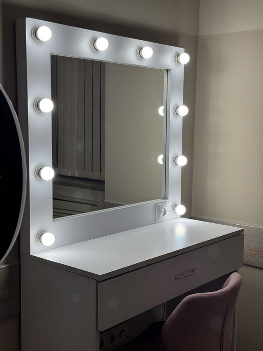 Візажний стіл, стіл для бровистів