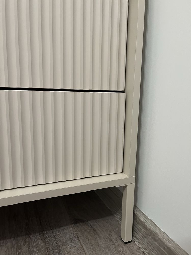 Komoda ryflowana z polkami i 3 szufladami .