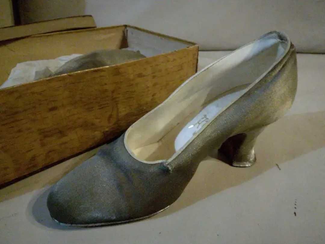 Sapatos de mulher antigos Atlas
