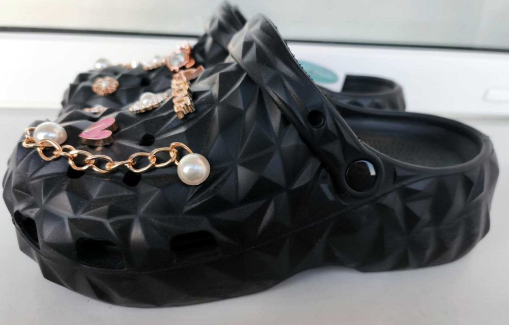 Czarne klapki a'la crocsy z przypinkami i łańcuszkiem 40 na platformie