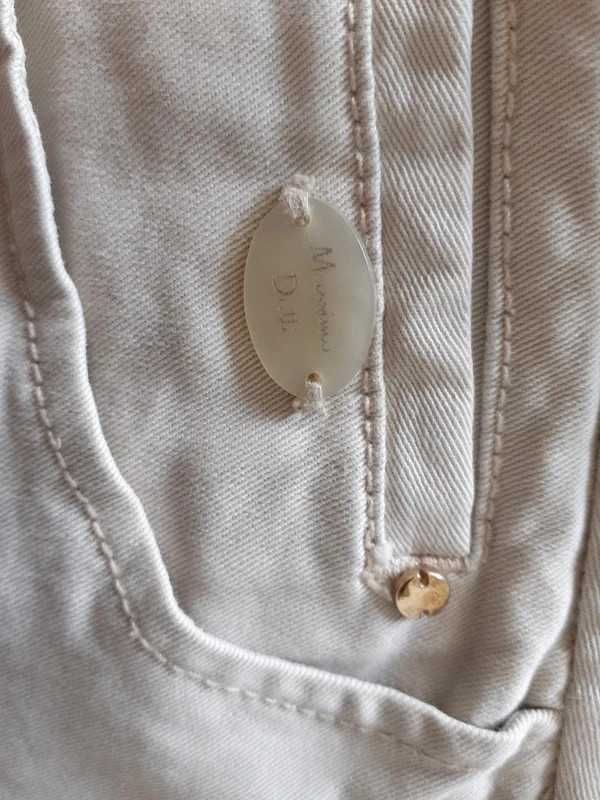 Beżowe spodnie dżinsowe o prostym kroju. Massimo Dutti