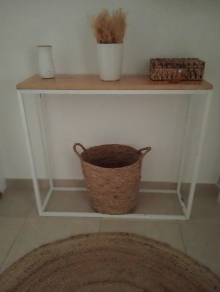 Mesa em ferro branco e madeira clara