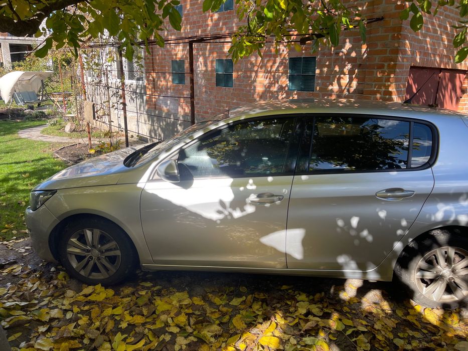 Продам автомобіль Пежо 308 2016