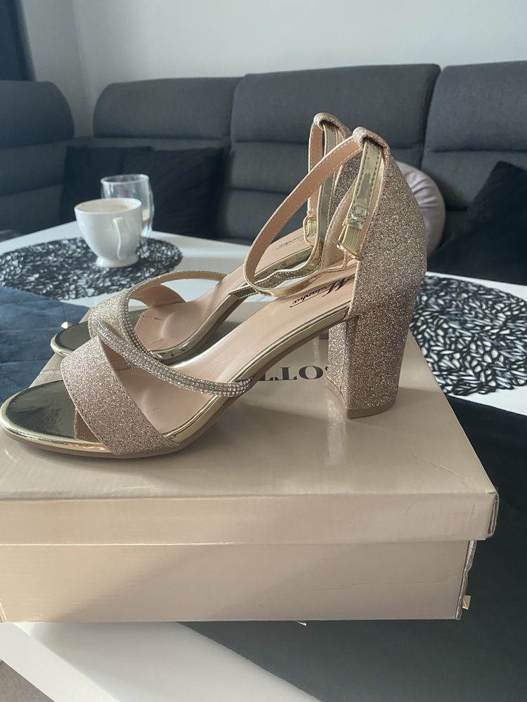 Buty na słupku złote