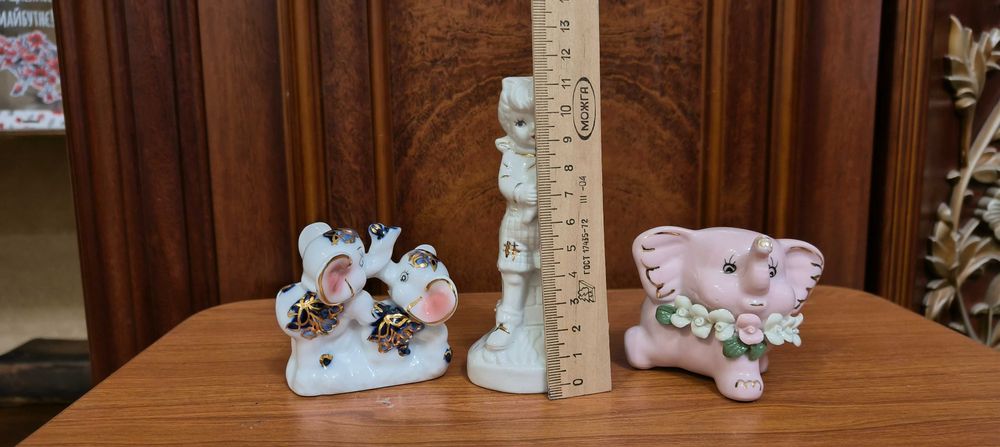 Дівчена та слони.