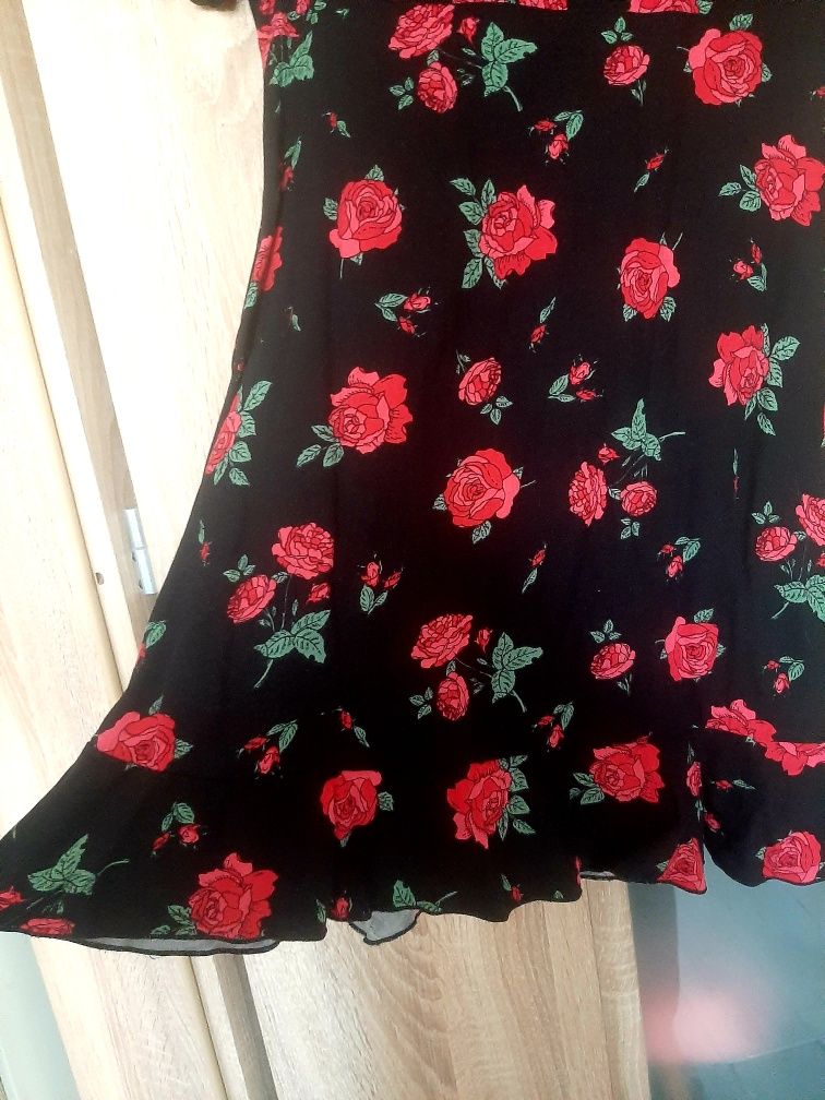 Sukienka mała czarna w kwiaty róże, czerwone koktajlowa wizytowa
