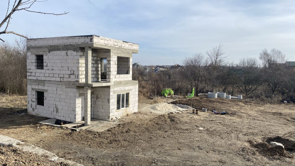 Готовий будинок на закритій територіі зі сховищем