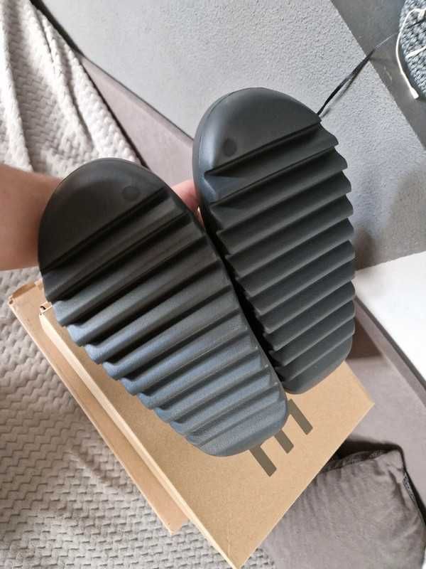Adidas YeezySlide/Black Moday Klapki 42