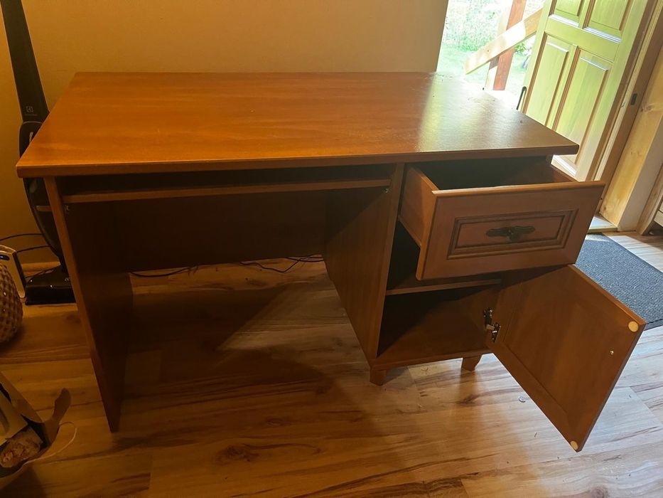 Biuro Black Red White