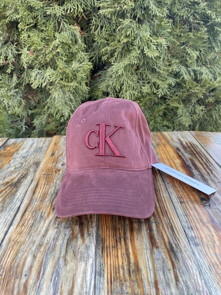 Кепка calvin klein бейсболка (ck rum raisin twill logo cap)с америки