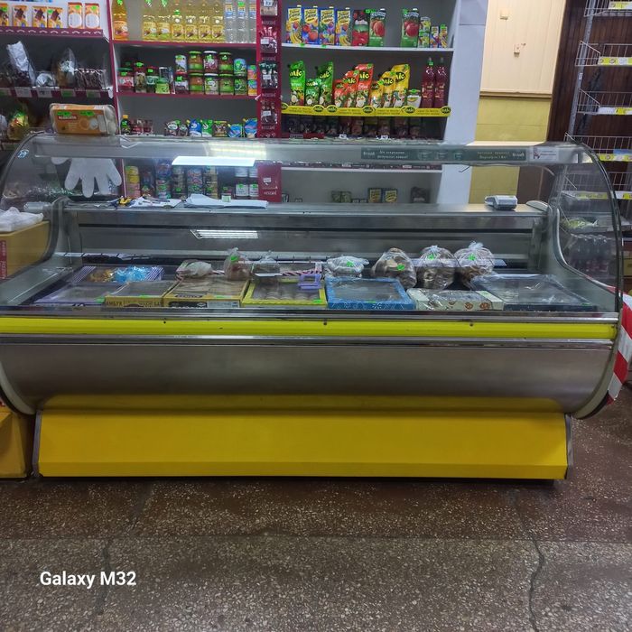 Продам торговое оборудование (холодильники, стелажи)