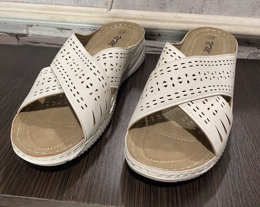 Шльопанці жіночі шкіряні світлі