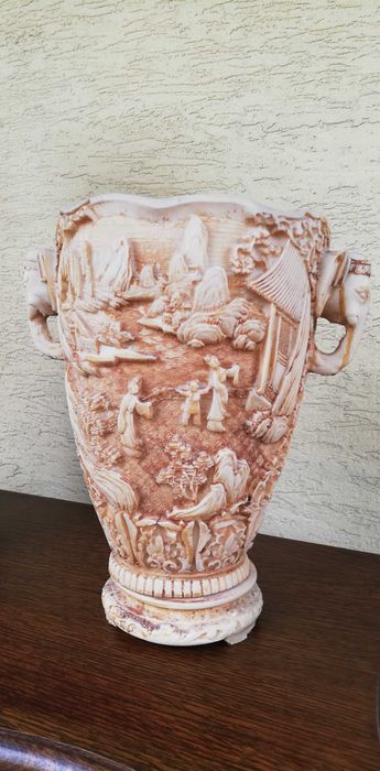 wazon stylowy rzeźbiony stary