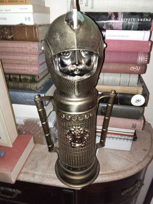 Nikka - Porta-Garrafa Cavaleiro / Armadura c/ Caixa de Música