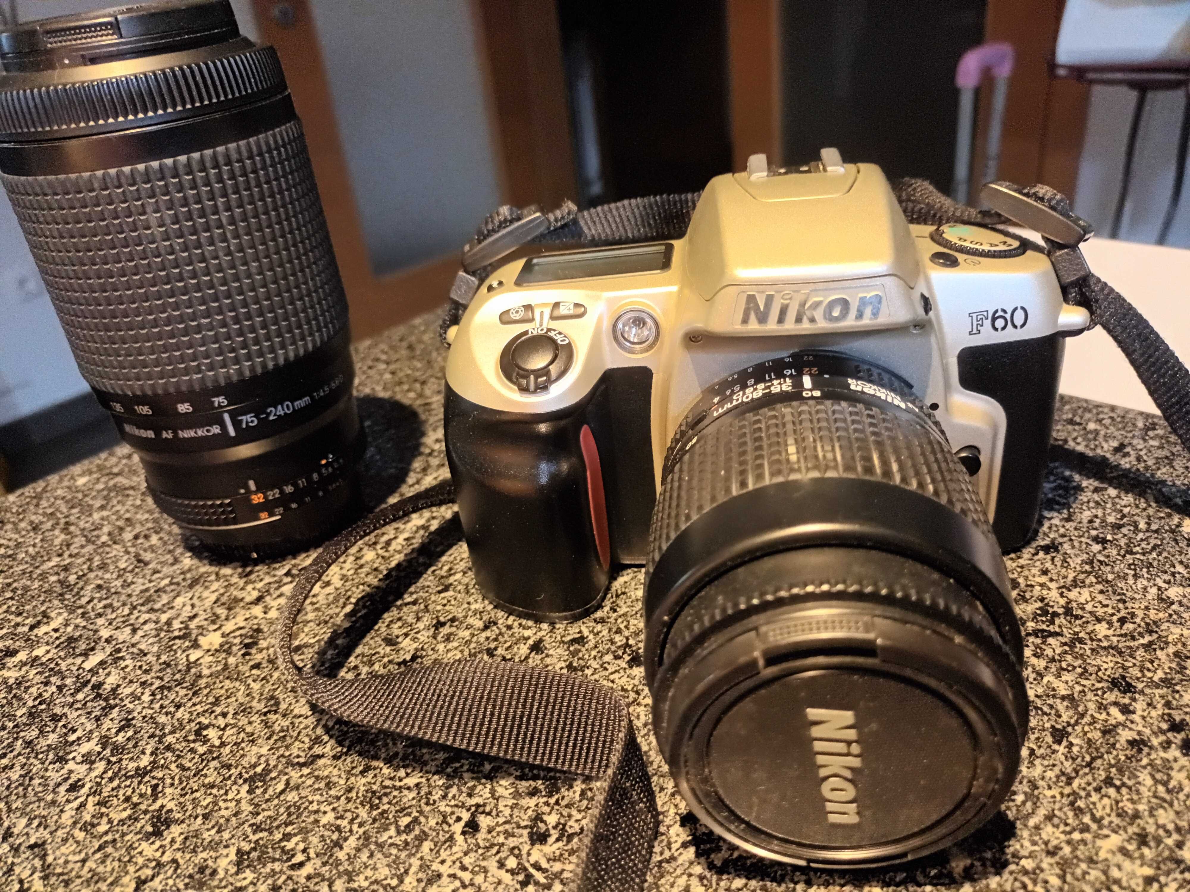 Nikon F60 com 2 lentes