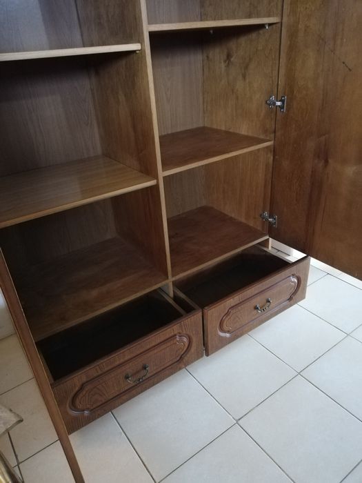 Solidna szafa z półkami i szufladami