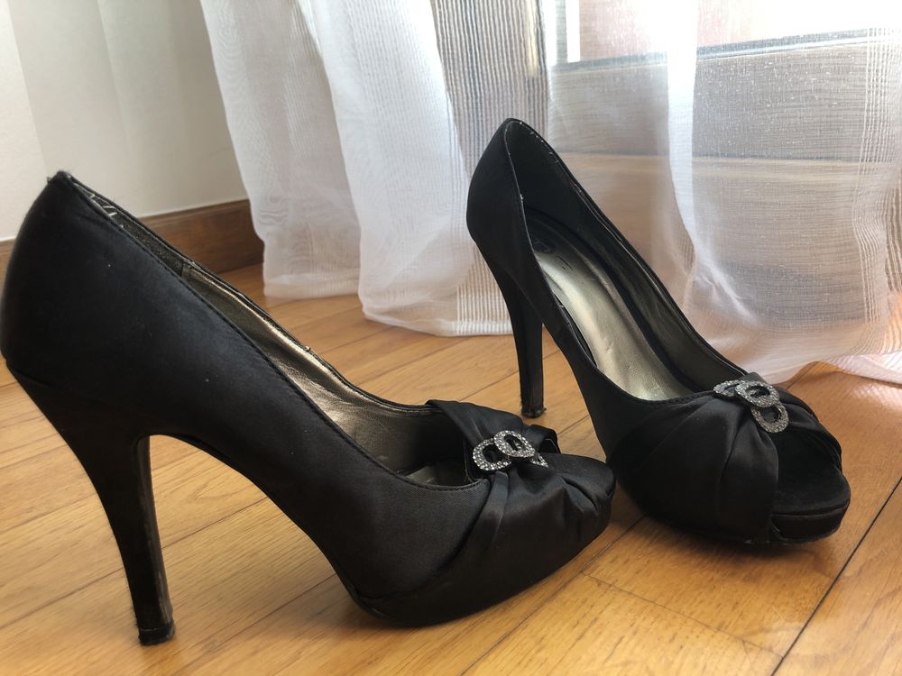 Sapatos de festa em cetim preto com aplique brilhante