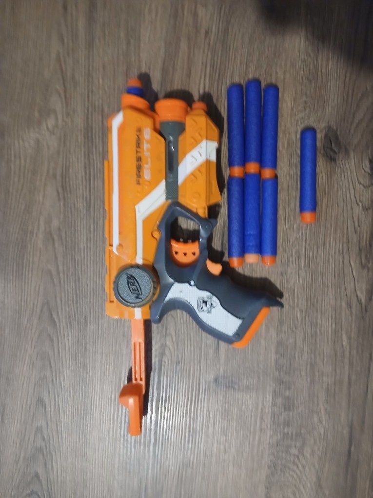 Pistolet nerf z laserem