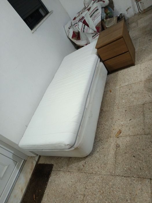 Sommier de solteiro com colchão e mesa de cabeceira