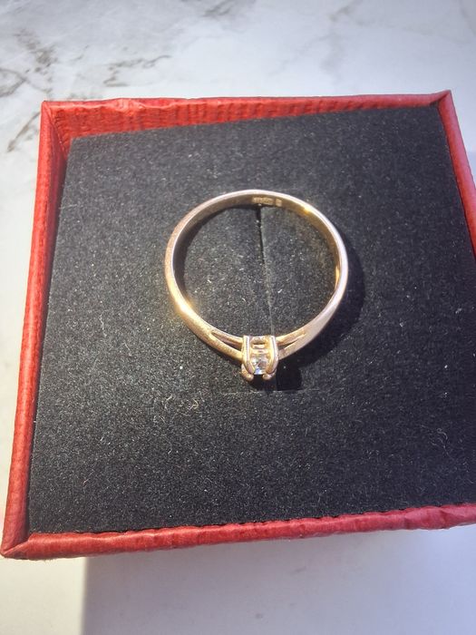 Золота каблучка з діамантом 16р.