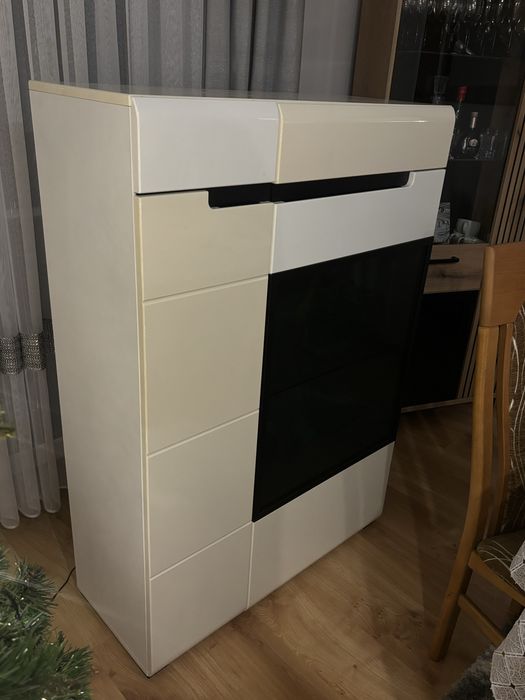 Witryna - z czarnym szkłem