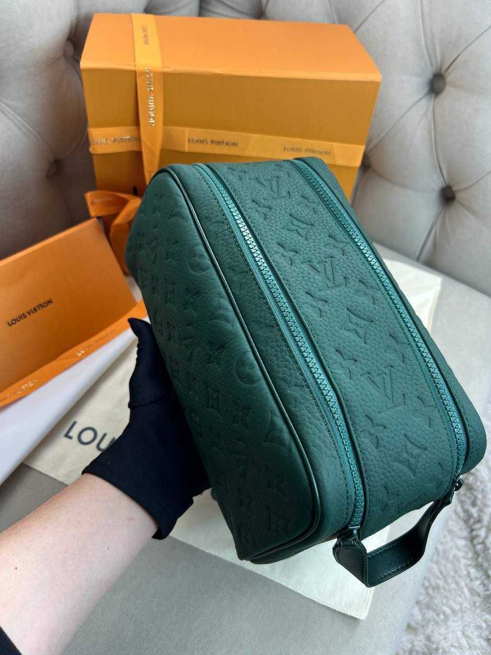 Зеленый несессер Louis Vuitton кожаная косметичка Луи Витон LV c870