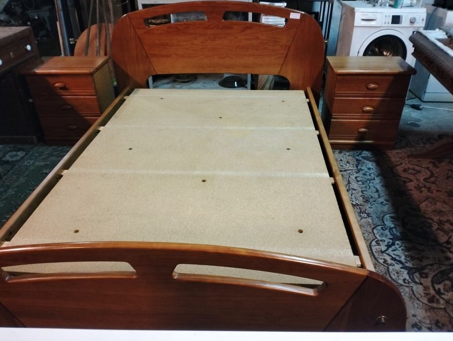 Cama de casal com 2 mesinhas