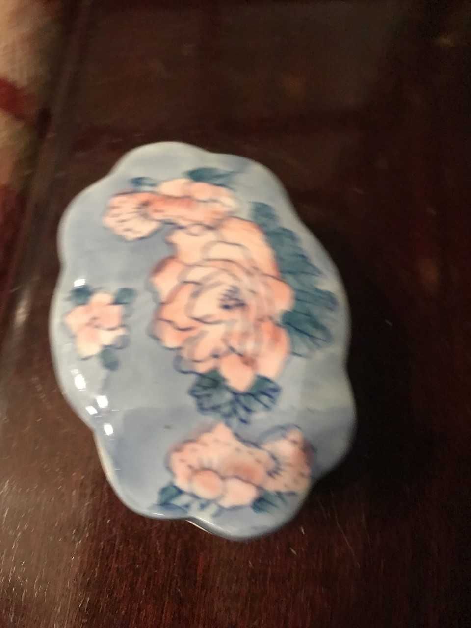 Caixa e pequeno bule porcelana azul com nenúfares
