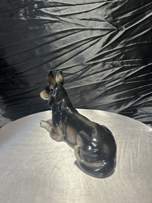 Porcelanowa figurka psa – sygnowana – dekoracyjna i kolekcjonerska