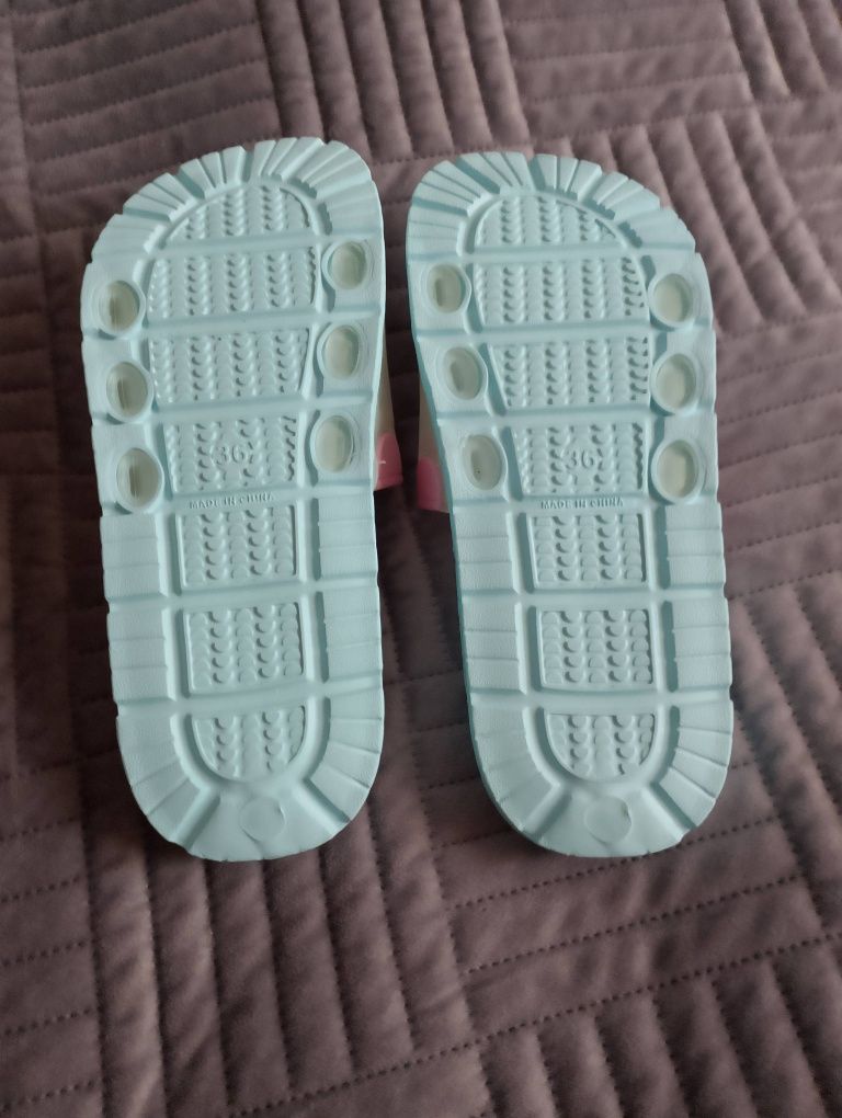 Klapki basenowe plażowe dziewczęce r.36/35 wkładka 22 cm