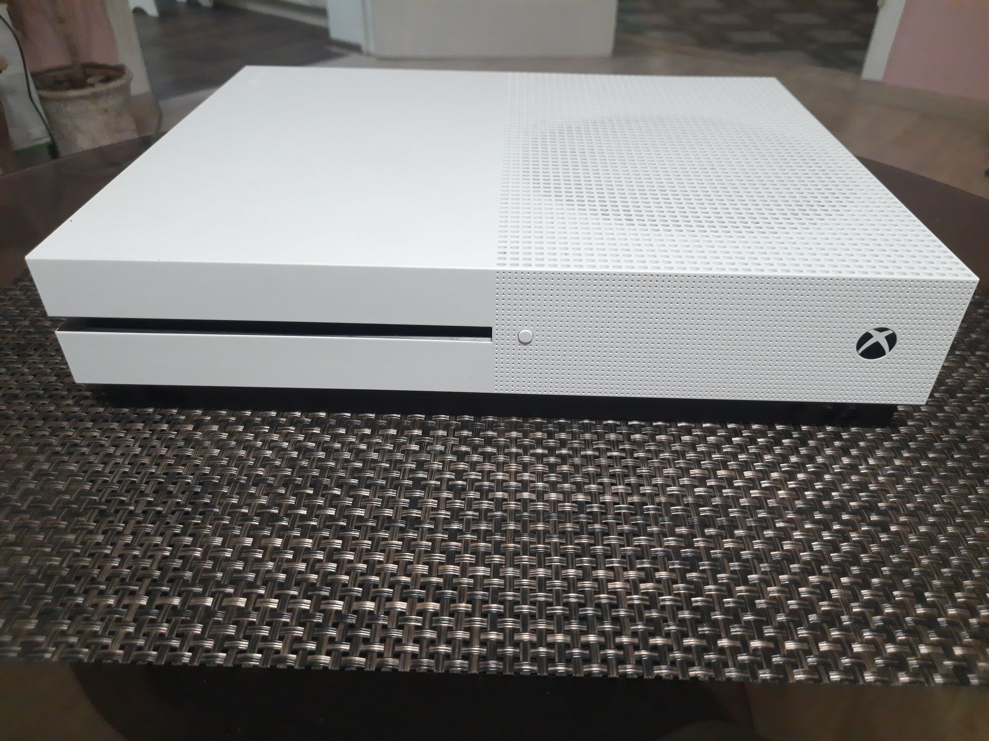 Xbox One S 1tb + геймпад