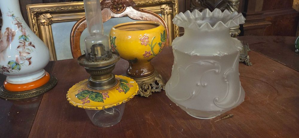 Stara lampa naftowa majolika wys. 53 cm.