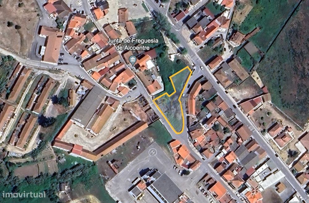 Terreno urbano com armazem - Alcoentre (centro)