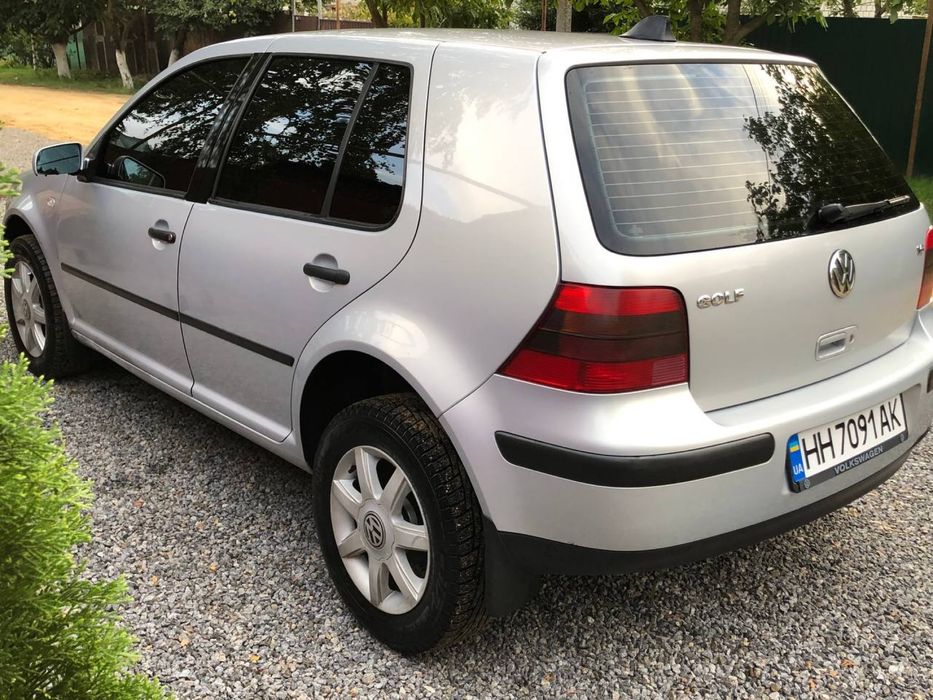 Volkswagen Golf 2000г 1.6 бенз.