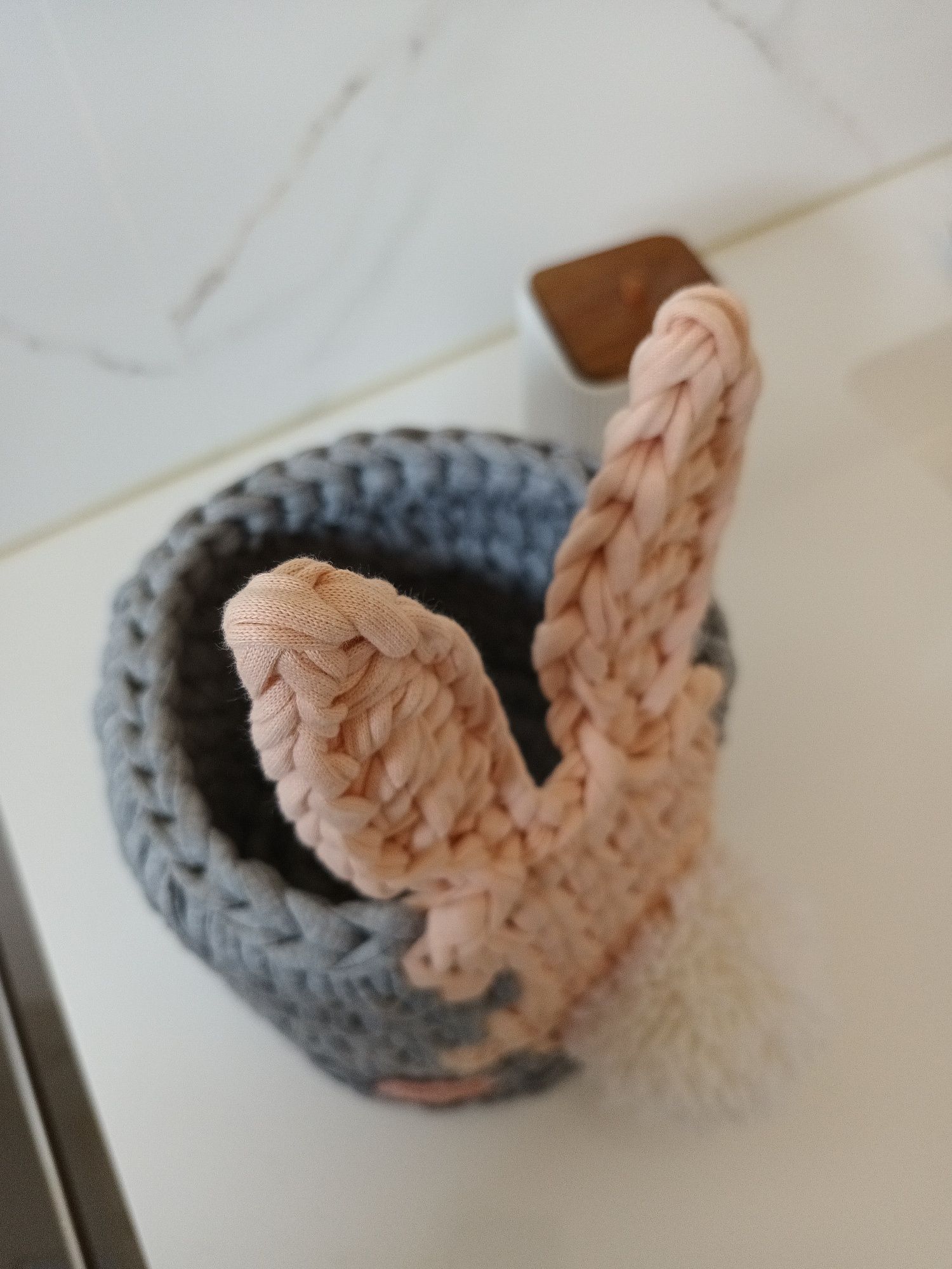 Cesta com coelho feita à mão em crochet