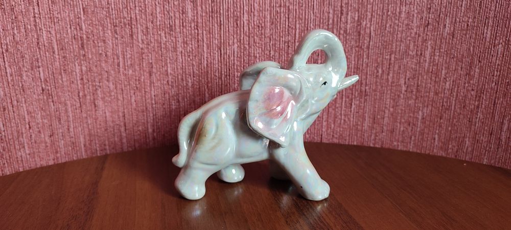 Перламутрова статуетка слона