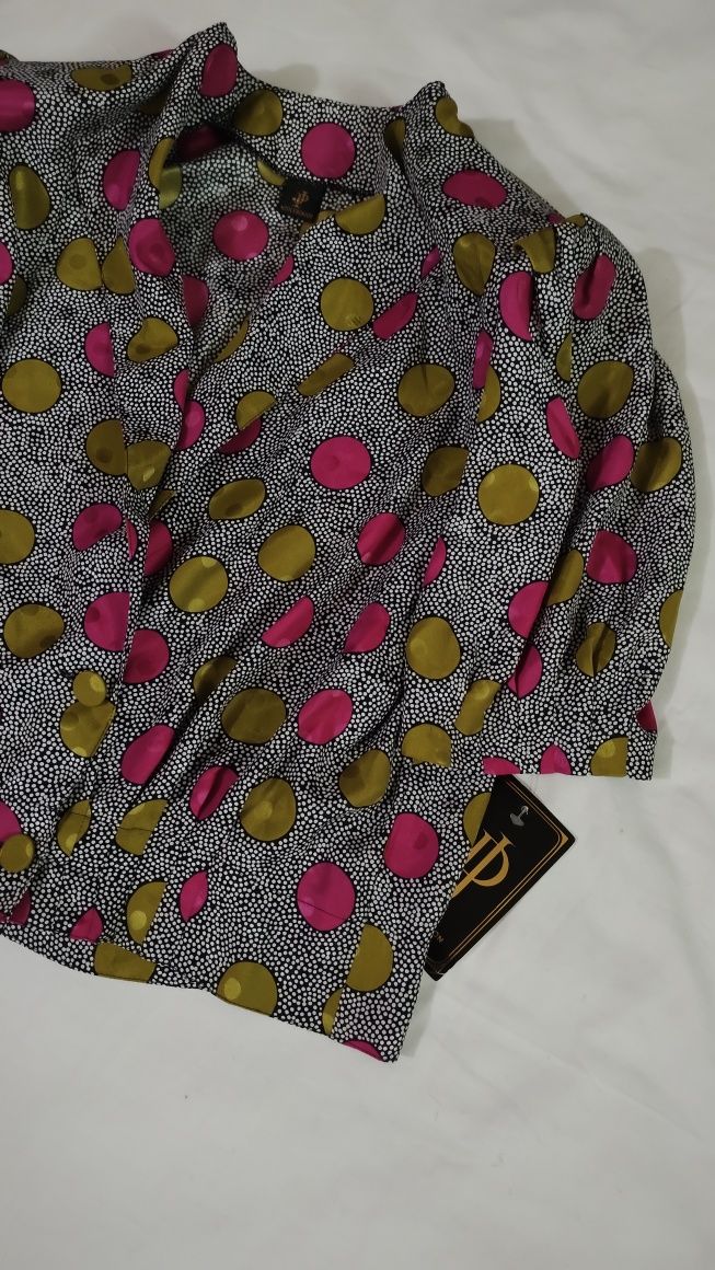 Conjunto blusa, saia e top.