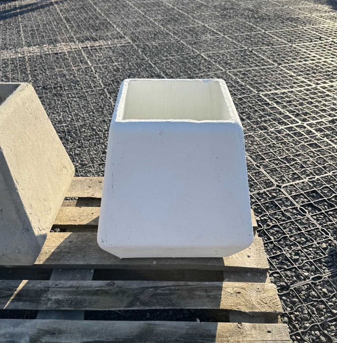 Donica betonowa Axis śnieżnobiała Ogrodowa niemalowana 47x44 1 szt